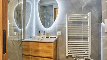 Een douche, een haardroger, handdoeken