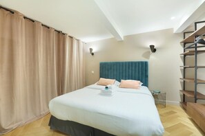 1 habitación, escritorio, tabla de planchar con plancha y cuna de viaje 