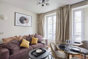 Smart TV, offices - New Apartment Center of Paris Le Marais (Paris)