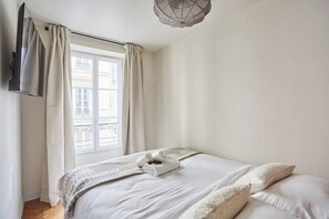 1 bedroom, desk, iron/ironing board, travel cot - New Apartment Center of Paris Le Marais (Paris)