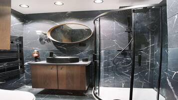 Douche, sèche-cheveux, serviettes fournies