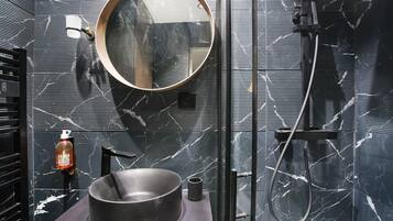 Suihku, hiustenkuivaaja, pyyhkeet