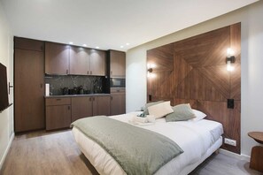 Een bureau, een strijkplank/strijkijzer, reisbedje, gratis wifi