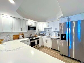 Wasserkocher mit Kaffee-/Teezubehör, Kühlschrank, Mikrowelle, Ofen