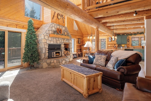 authentic 3 bedroom w/loft cabin, vaulted ceilings, dry sauna.