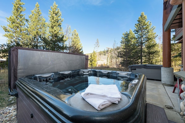 Outdoor spa tub - Exquisite 3 bedroom, private hot tub and game room (Winter Park)