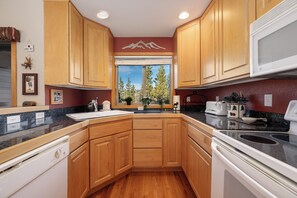 Fridge, microwave, oven, stovetop - Exquisite 3 bedroom, private hot tub and game room (Winter Park)