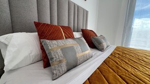 3 bedrooms, desk, iron/ironing board, free WiFi - 7LakesVilla with Heated Pool, Cinema & Home Office (MC)