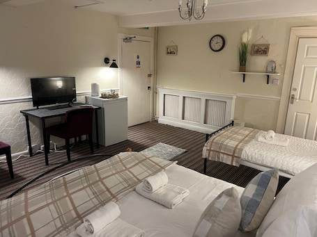 Standard Triple Room, Ensuite | Free WiFi