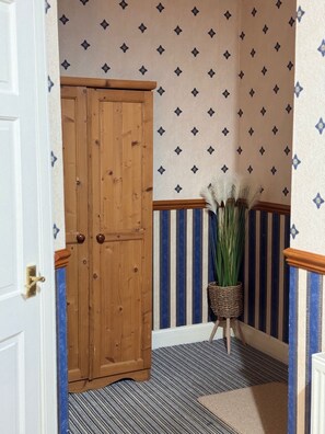 Standard Double Room, Shared Bathroom | Free WiFi - Edinburgh Travel Guest House (Edinburgh)