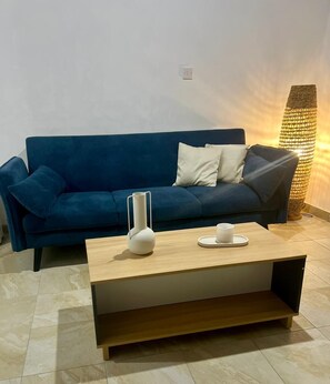 Familiekamer | Woonruimte | Een 43-inch smart-tv met satellietzenders