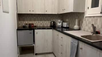 Deluxe Double Room | Private kitchen | Espresso maker, coffee/tea maker, electric kettle
