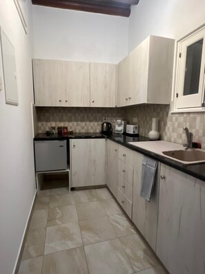 Deluxe Double Room | Private kitchen | Espresso maker, coffee/tea maker, electric kettle - The Mansion by Penelope (Omodos)