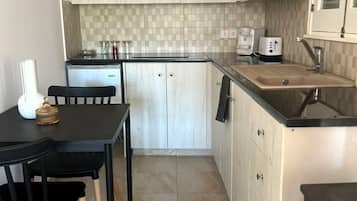 Deluxe Double Room, Balcony, Mountain View | Private kitchen