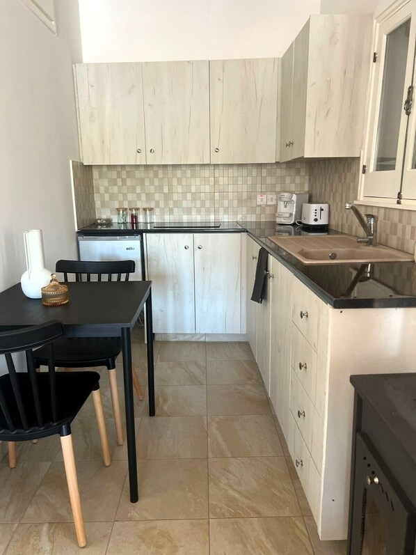 Deluxe Double Room, Balcony, Mountain View | Private kitchen - The Mansion by Penelope  (Omodos)