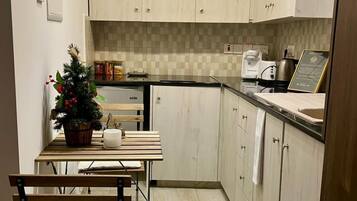 Deluxe Double Room | Private kitchen | Espresso maker, coffee/tea maker, electric kettle