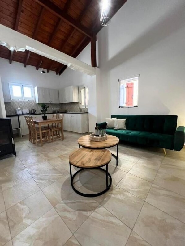 Superior tweepersoonskamer | Woonruimte | Een 43-inch smart-tv met satellietzenders