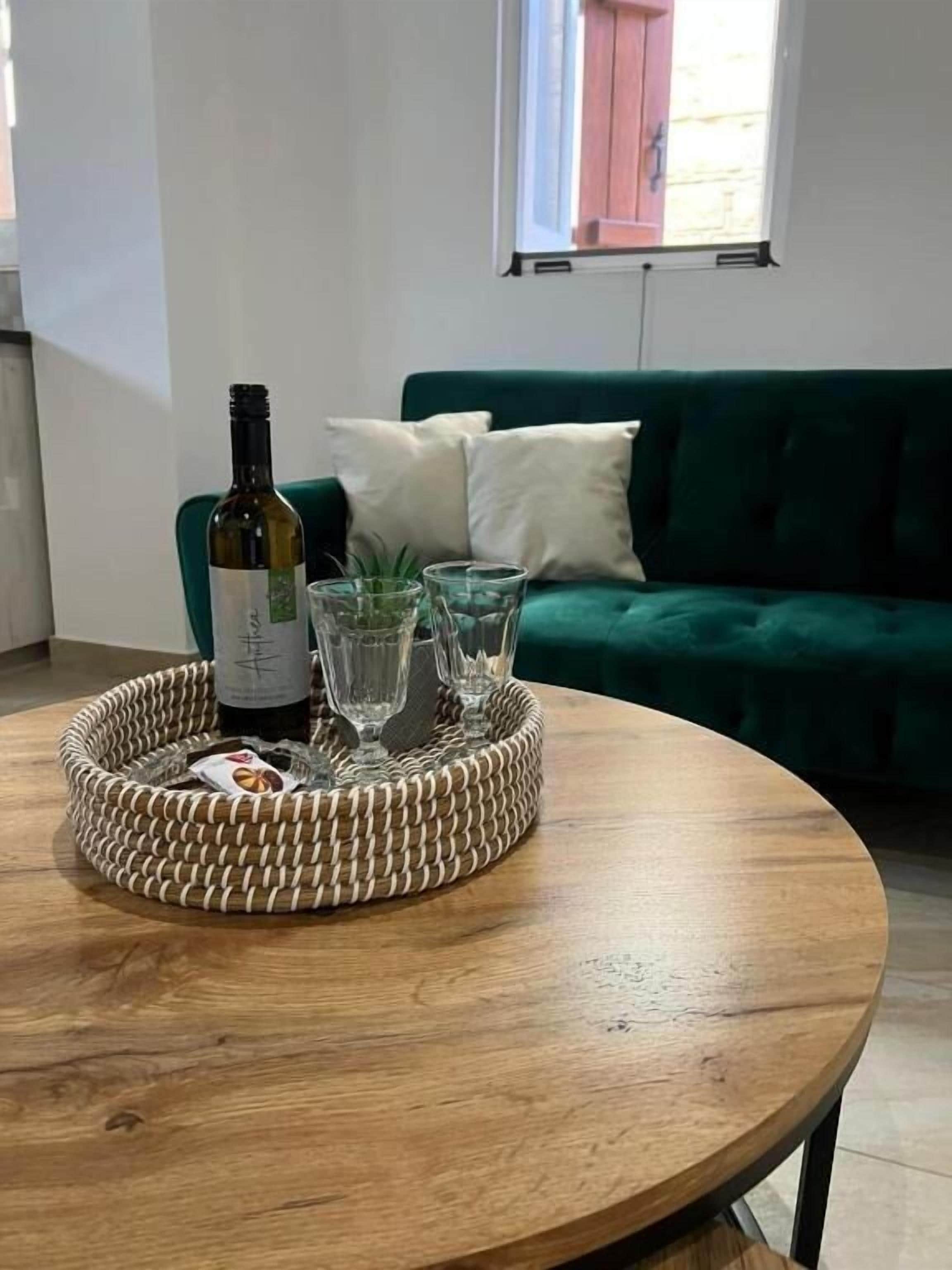 Chambre Double Supérieure | Coin séjour | TV connectée de 43 pouces avec chaînes par satellite