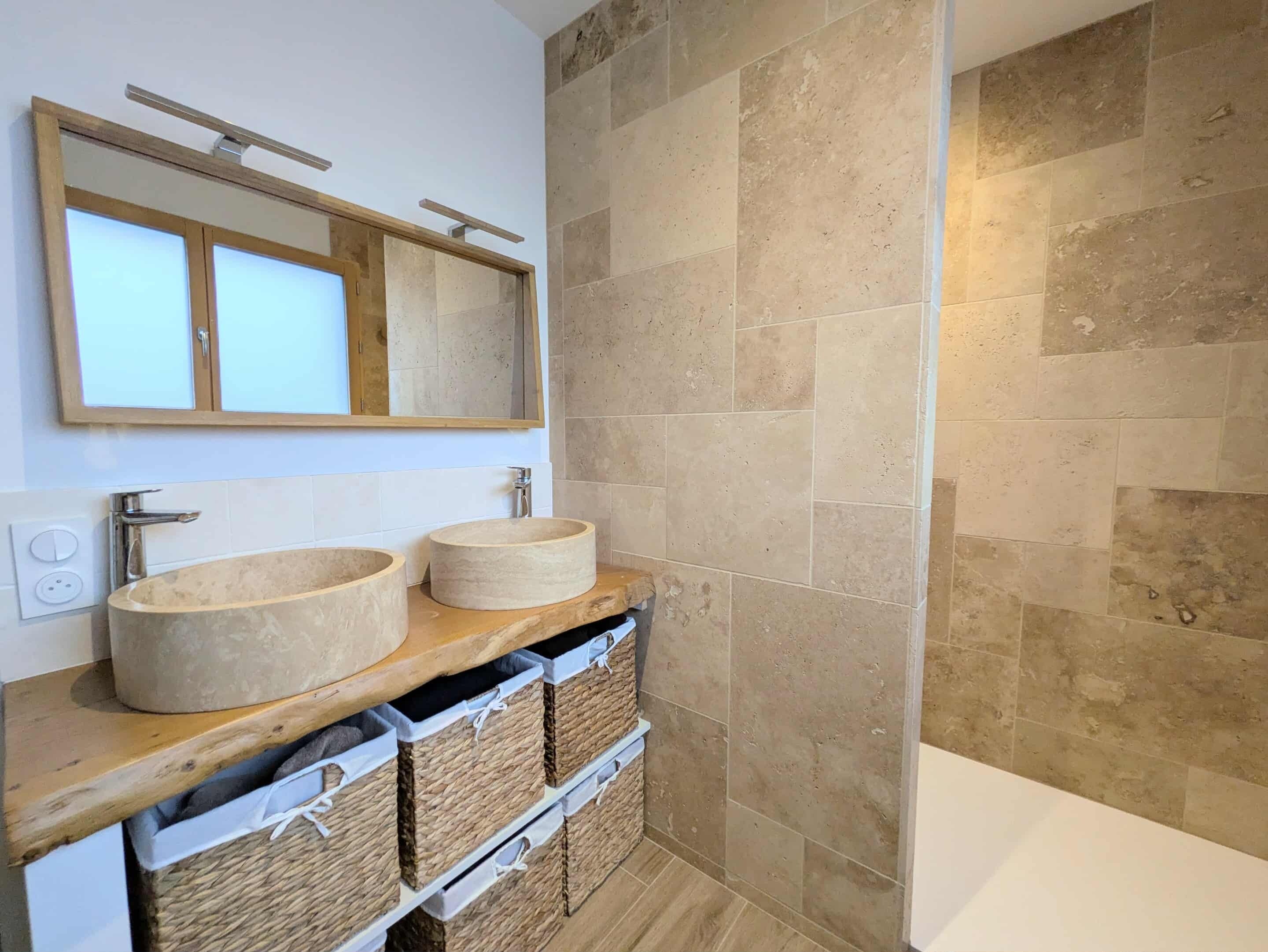 Douche, sèche-cheveux, serviettes fournies, papier toilette