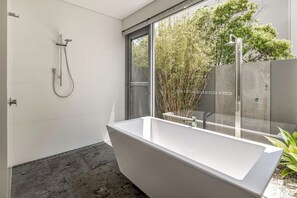 Een douche, handdoeken