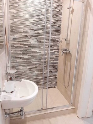 Shower, hair dryer, towels, soap - Charming seafront 2-bedroom apartment in lovely St. Julian's with AC (St. Julian's)