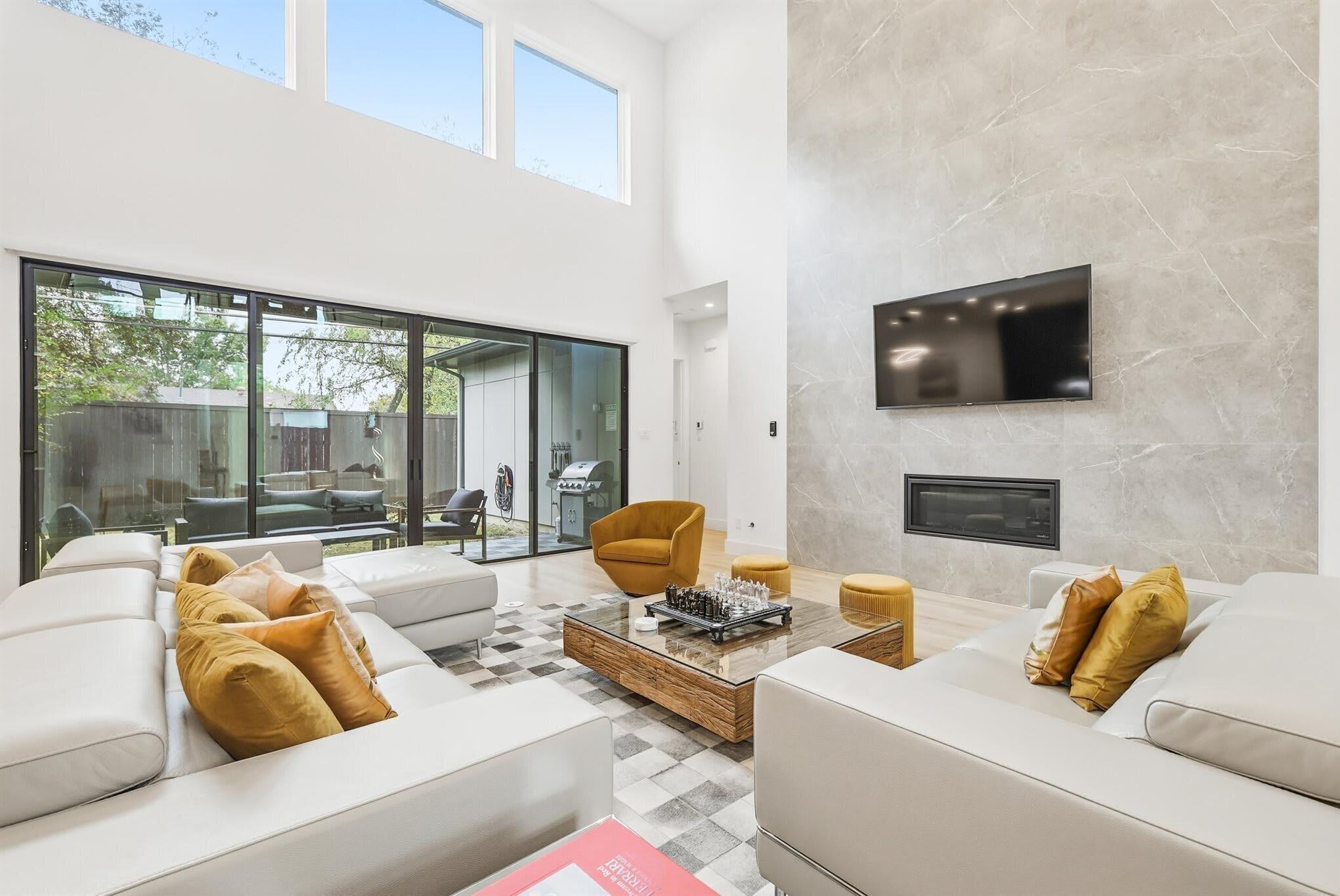 TV, lareira, escritórios