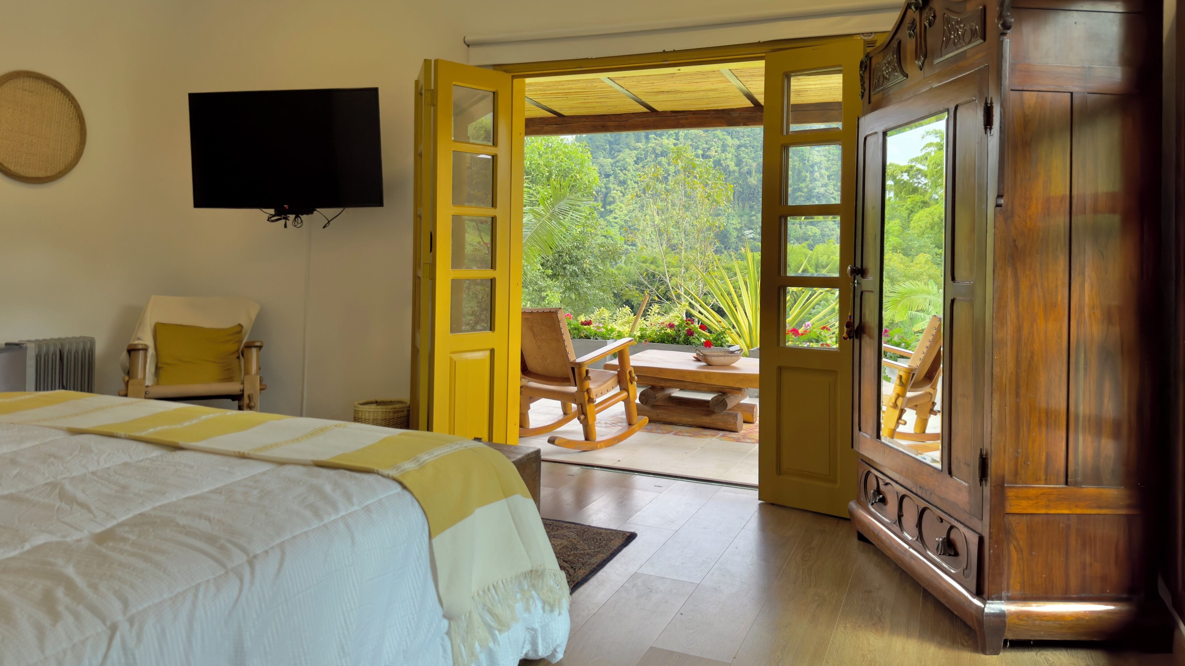 Habitación doble, balcón, vista al patio | Wifi gratis 