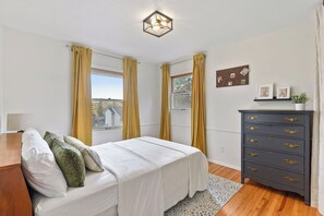 4 عدّة غرف نوم وخدمة الإنترنت وملاءات أسرّة