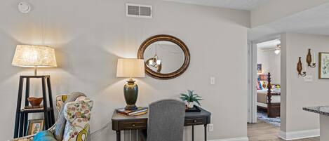 2 soverom, skrivebord, strykejern/-brett og wi-fi (inkludert)