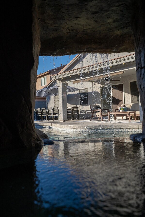 Alberca al aire libre y alberca climatizada