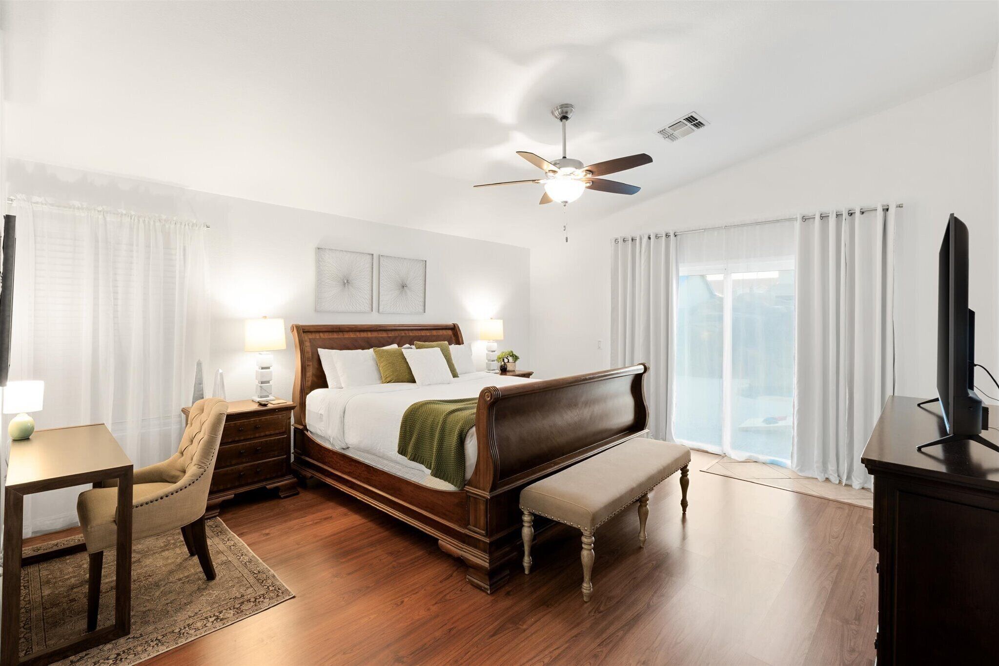 5 bedrooms, desk, iron/ironing board, travel crib