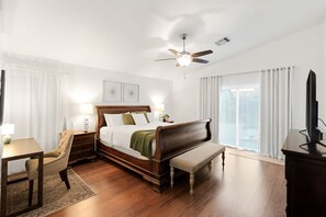 5 habitaciones, escritorio y tabla de planchar con plancha