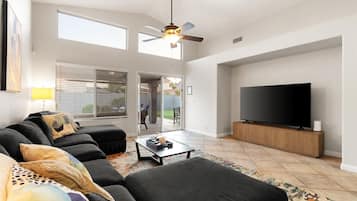 Smart TV, videogiochi, tavolo da calcetto