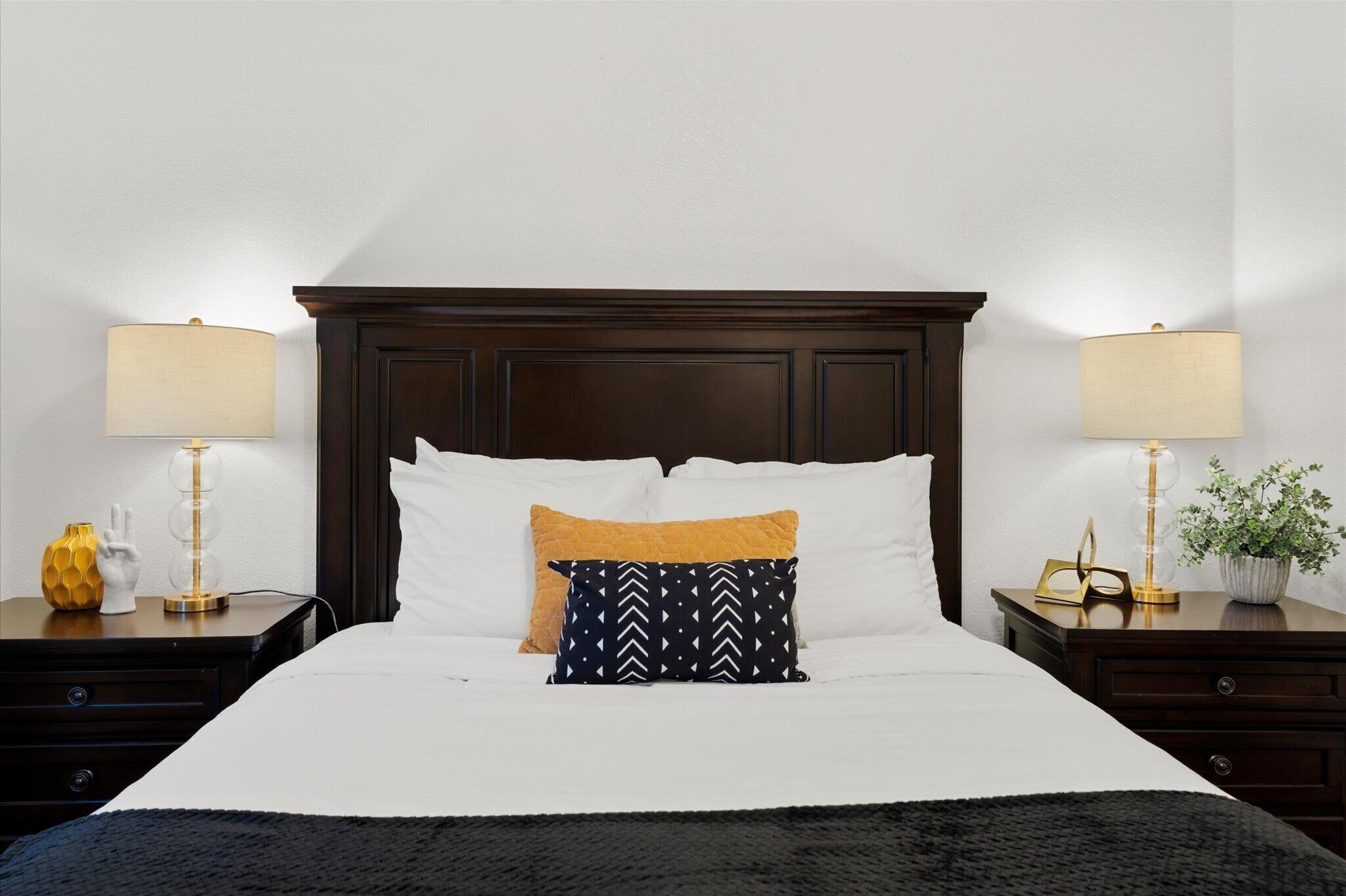 5 slaapkamers, een bureau, een strijkplank/strijkijzer, reisbedje