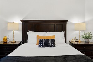 5 室のベッドルーム、デスク、アイロン / アイロン台、旅行用ベビーベッド