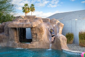 Utomhuspool och uppvärmd pool