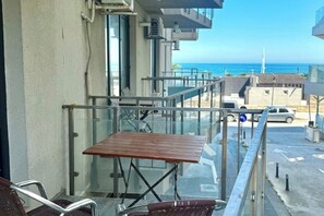 Outdoor dining - Beach Residence Studio 5 (Mamaia-Sat)