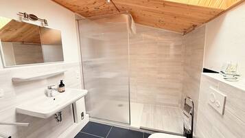 Douche, sĂšche-cheveux, serviettes fournies, savon