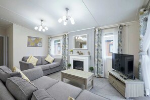TV, fireplace, offices - Host & Stay | Audley Lodge (Pocklington)