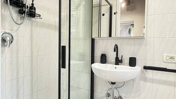 Asciugacapelli, asciugamani, sapone, carta igienica