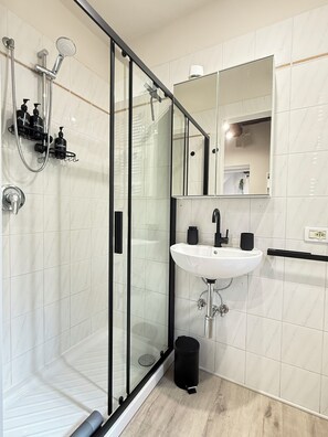 Asciugacapelli, asciugamani, sapone, carta igienica