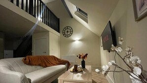 Living area - Chic Apartment on The Headrow, Leeds (Leeds)