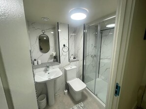 Shower, towels - Chic Apartment on The Headrow, Leeds (Leeds)
