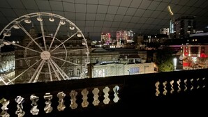A Ferris wheel with a cityscape in the background. - Chic Apartment on The Headrow, Leeds (Leeds)
