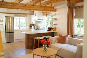 Living area - Lavender Cottage Mountain Lodge (Cape Town)