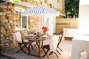 تناول الطعام بالخارج