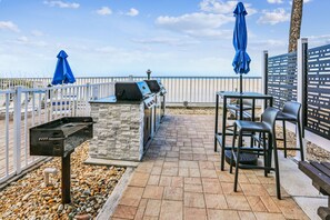 Outdoor dining - 🏖️Beachfront Condo☀Sand Castle II-2602🐬Awesome Location🌴Heated Pool/Hot Tub (Indian Shores)