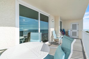 Outdoor dining - 🏖️Beachfront Condo☀Sand Castle II-2602🐬Awesome Location🌴Heated Pool/Hot Tub (Indian Shores)