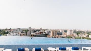 Una piscina techada, una piscina al aire libre de temporada