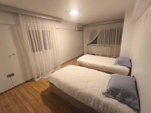 Spacious 4 bedroom apartment digital coded entrance walking distance to Center